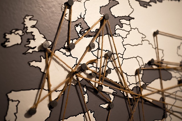 Mapa de Europa enlazado con una cuerda que simboliza el entramado de las exportaciones